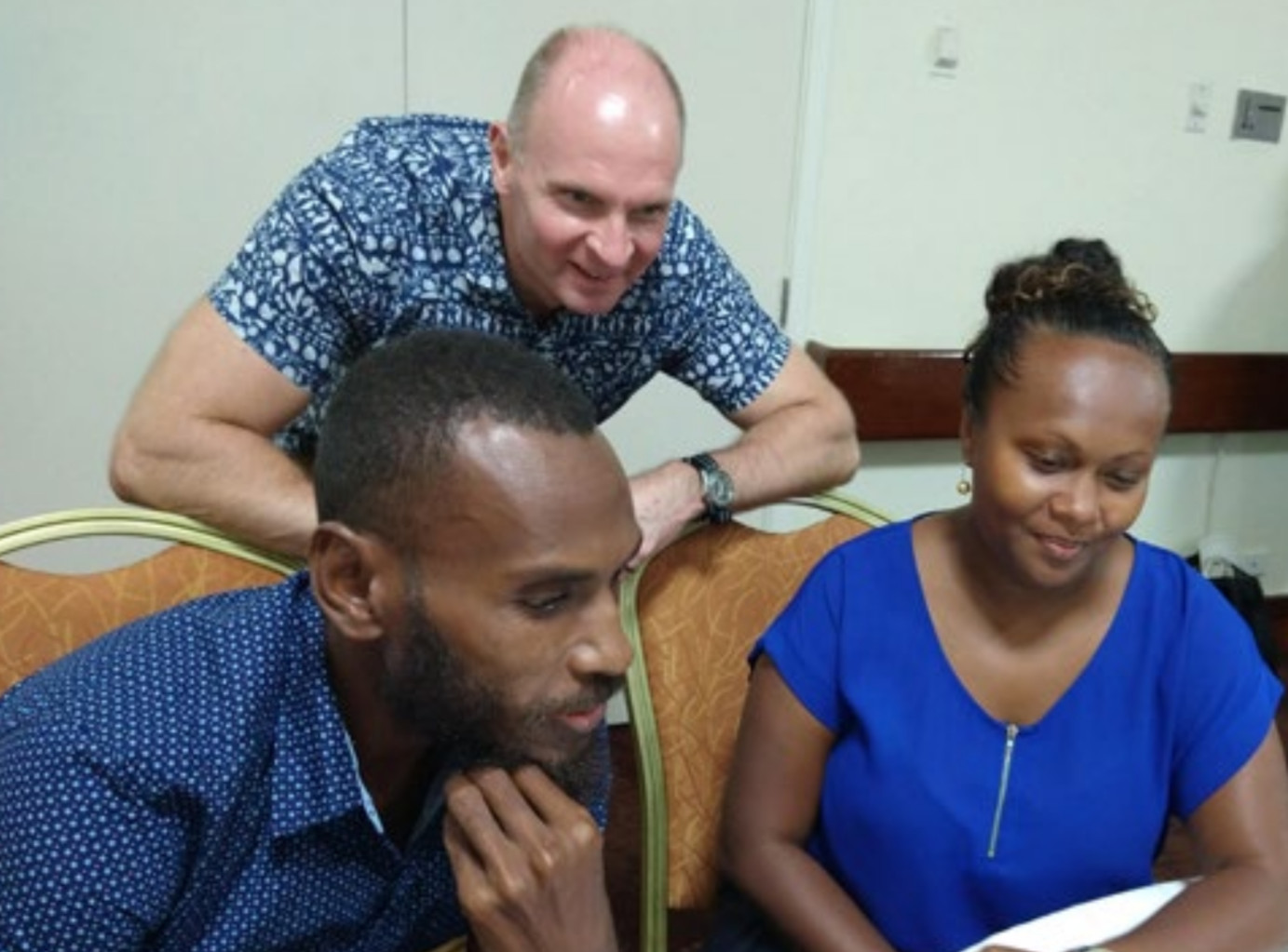 Graham Pilling discute de l’approche axée sur les stratégies d’exploitation avec des participants à l’atelier national de Papouasie-Nouvelle-Guinée.