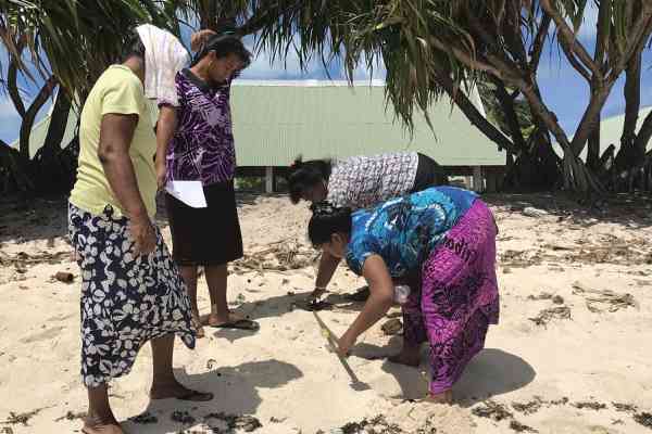 School teachers from Tarawa carry out practical experiments on beach changes as part of a training workshop on climate change adaptation under the EU PacTVET Project in Kiribati.