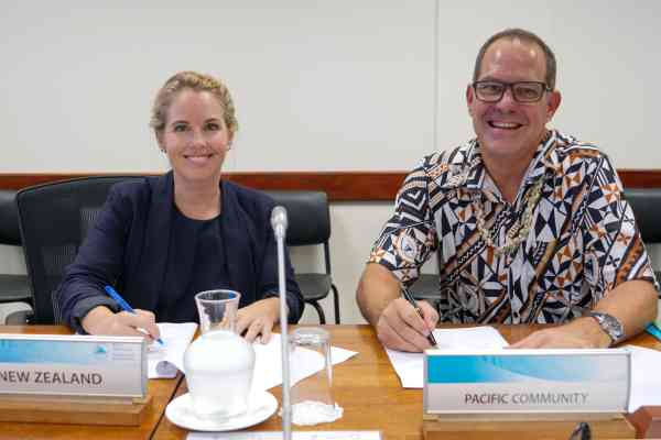 Felicity Roxburgh, Consul-General to New Caledonia, French Polynesia, Wallis and Futuna - New Zealand Ministry of Foreign Affairs & Trade - and Stuart Minchin, Director General of the Pacific Community, signed a new agreement to enhance climate action in the Pacific region