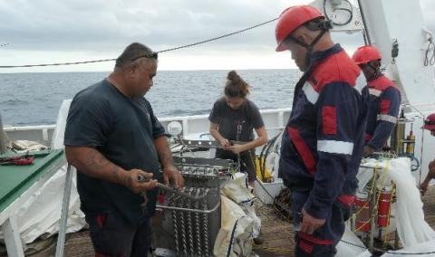 L’équipe s’affaire pour réparer le filet à zooplancton